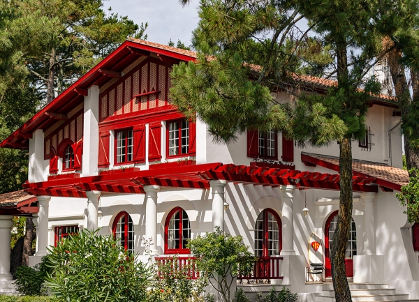 Игры с цветом и декором в красивом гостевом доме на Атлантическом побережье во Франции